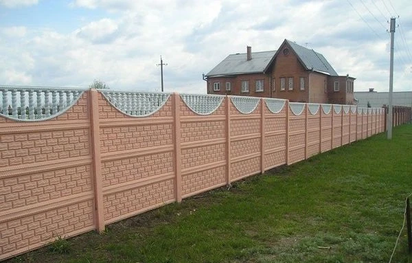 Розовый забор из бетона для загородного участка